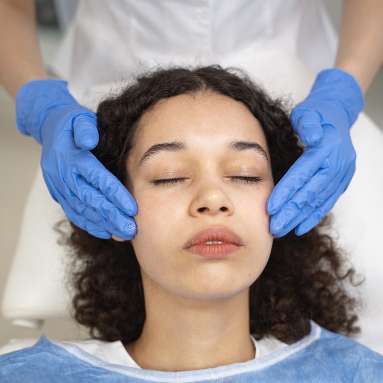 paciente-sometido-procedimiento-de-microagujas